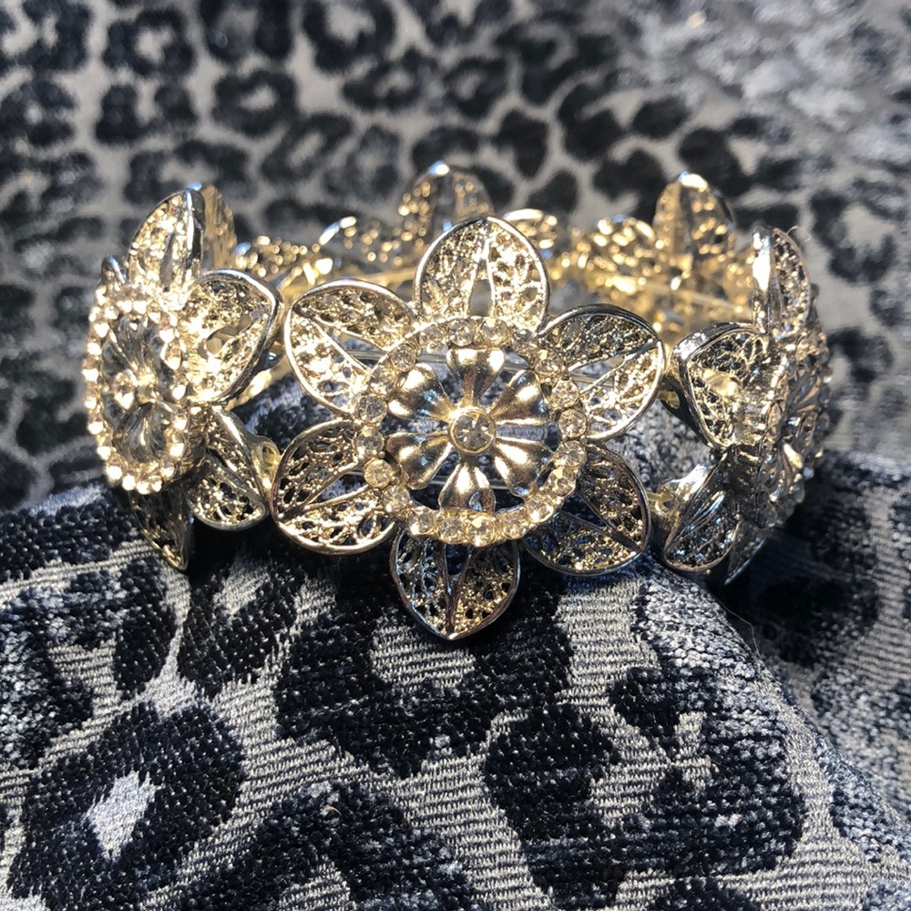 NWT NY&Co  floral silver stretch bracelet
